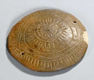 Capac de pixidă, decorat cu simboluri solare, Epoca bronzului